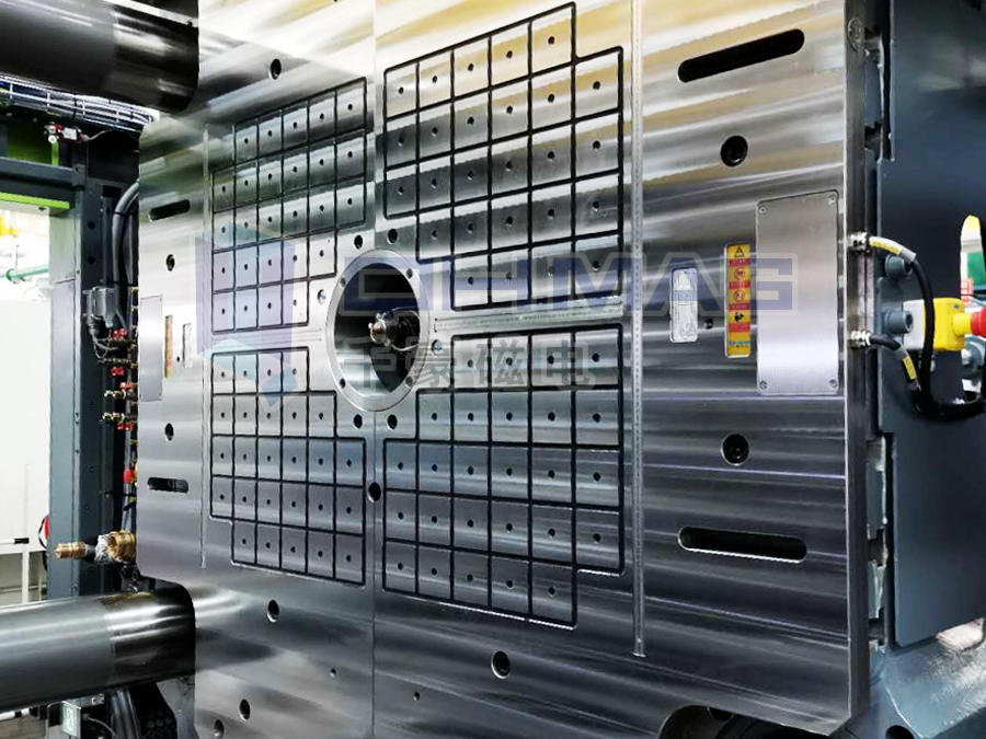 現(xiàn)場圖來了—恩格爾贏泰1350T注塑機安裝磁力模板后