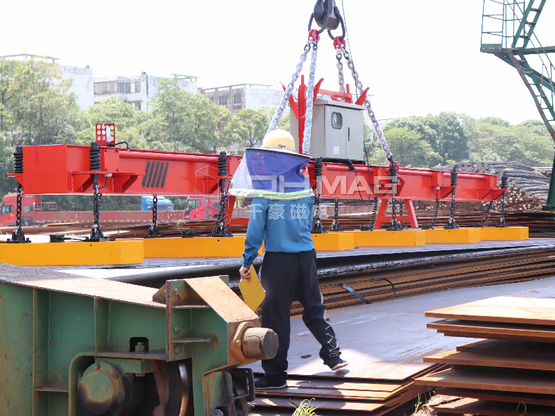 湖南省內(nèi)最大的鋼材市場——正式引入了一款革命性的卸貨機器——電永磁吊具